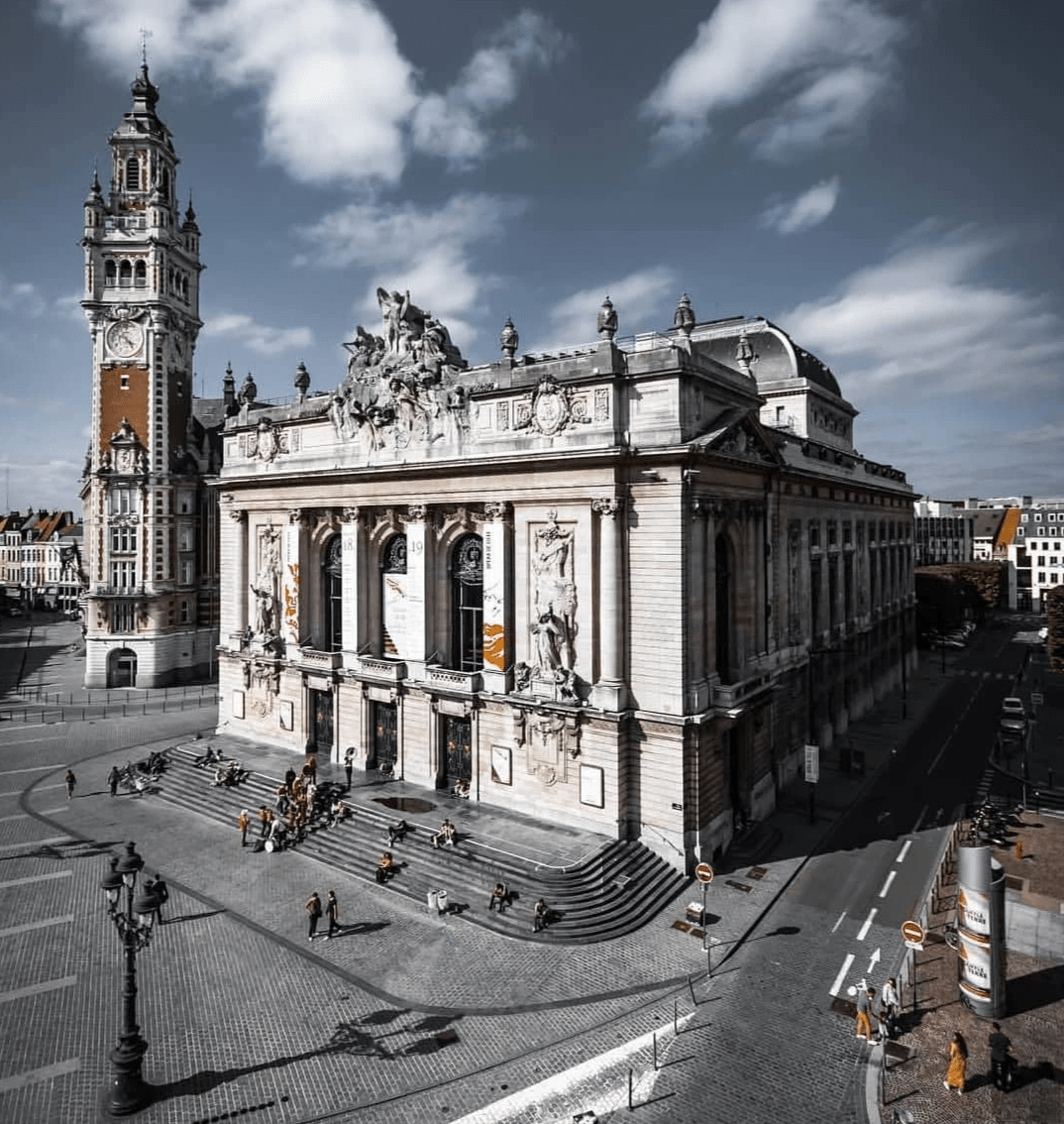 Lille : 1. Le Beffroi de la CCI et la façade de l'Opéra (par Tones Explorer) Lille : 1. Le Beffroi de la CCI et la façade de l'Opéra (par Tones Explorer)