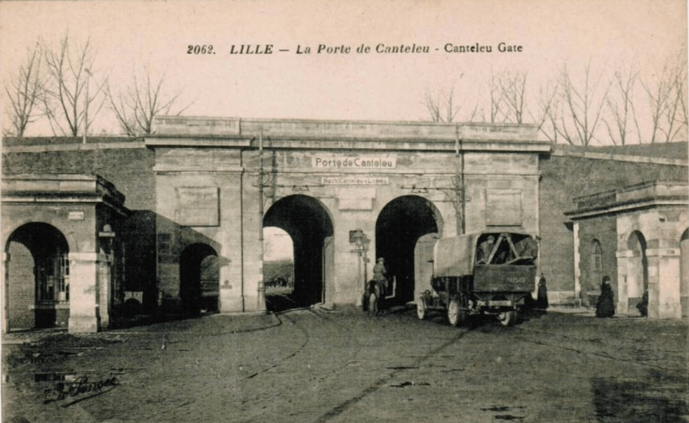 Lille La Porte de Canteleu qui coupera littéralement la rue de Canteleu en deux au moment de la construction de nouveaux remparts en 1865 Lille La Porte de Canteleu qui coupera littéralement la rue de Canteleu en deux au moment de la construction de nouveaux remparts en 1865
