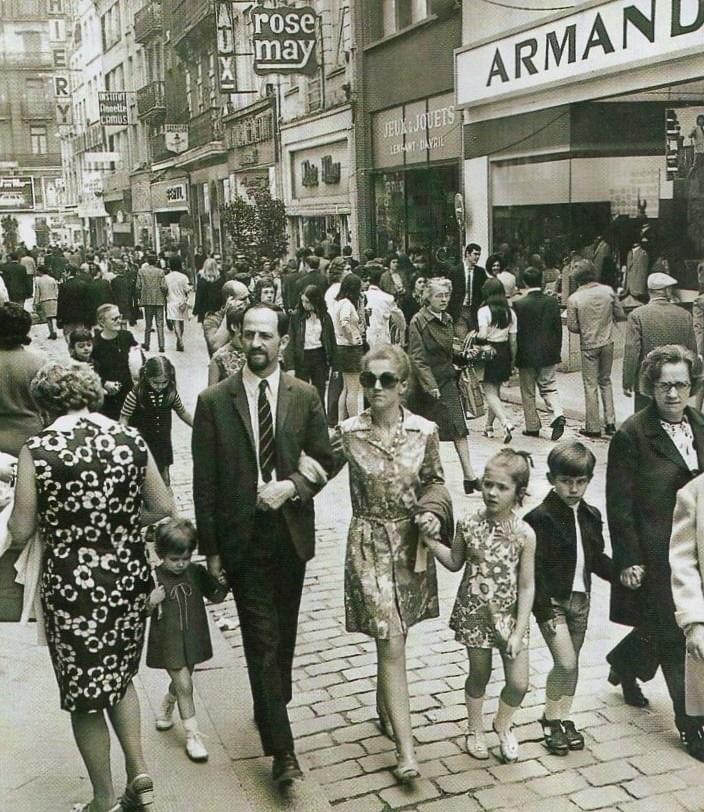 la rue Neuve à Lille très fréquentée avec beaucoup de monde faisant du shopping la rue Neuve à Lille très fréquentée avec beaucoup de monde faisant du shopping
