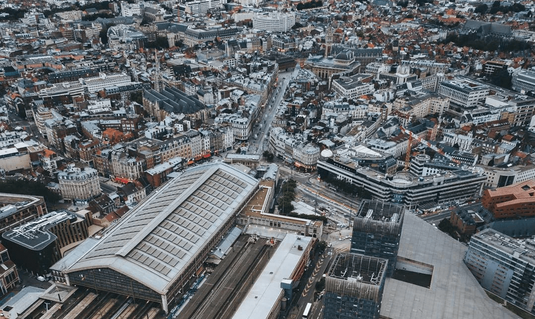 Vue aérienne de Lille que quartier autour de la rue Faidherbe (photo par Mindwide). Au centre, la large rue Faidherbe relie la gare Lille Flandres (au premier plan) à la Vieille Bourse, l'Opéra et la place du Théâtre (au fond au milieu). Vue aérienne de Lille que quartier autour de la rue Faidherbe (photo par Mindwide). Au centre, la large rue Faidherbe relie la gare Lille Flandres (au premier plan) à la Vieille Bourse, l'Opéra et la place du Théâtre (au fond au milieu).