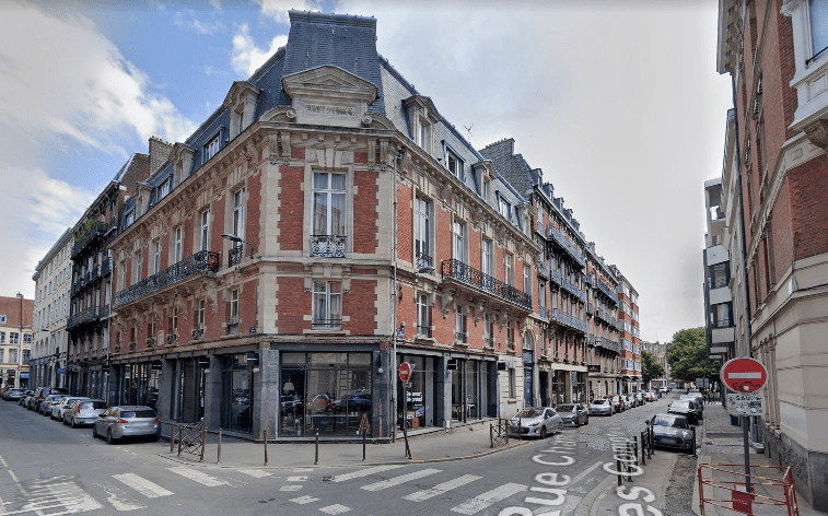 Lille A droite, l'entrée de la rue de la Chambre des Comptes côté rue Thiers Lille A droite, l'entrée de la rue de la Chambre des Comptes côté rue Thiers