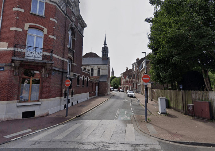 Lille La rue de Canteleu, vue depuis la rue de la Bassée en direction de la Chapelle Notre-Dame-de-Réconciliation Lille La rue de Canteleu, vue depuis la rue de la Bassée en direction de la Chapelle Notre-Dame-de-Réconciliation