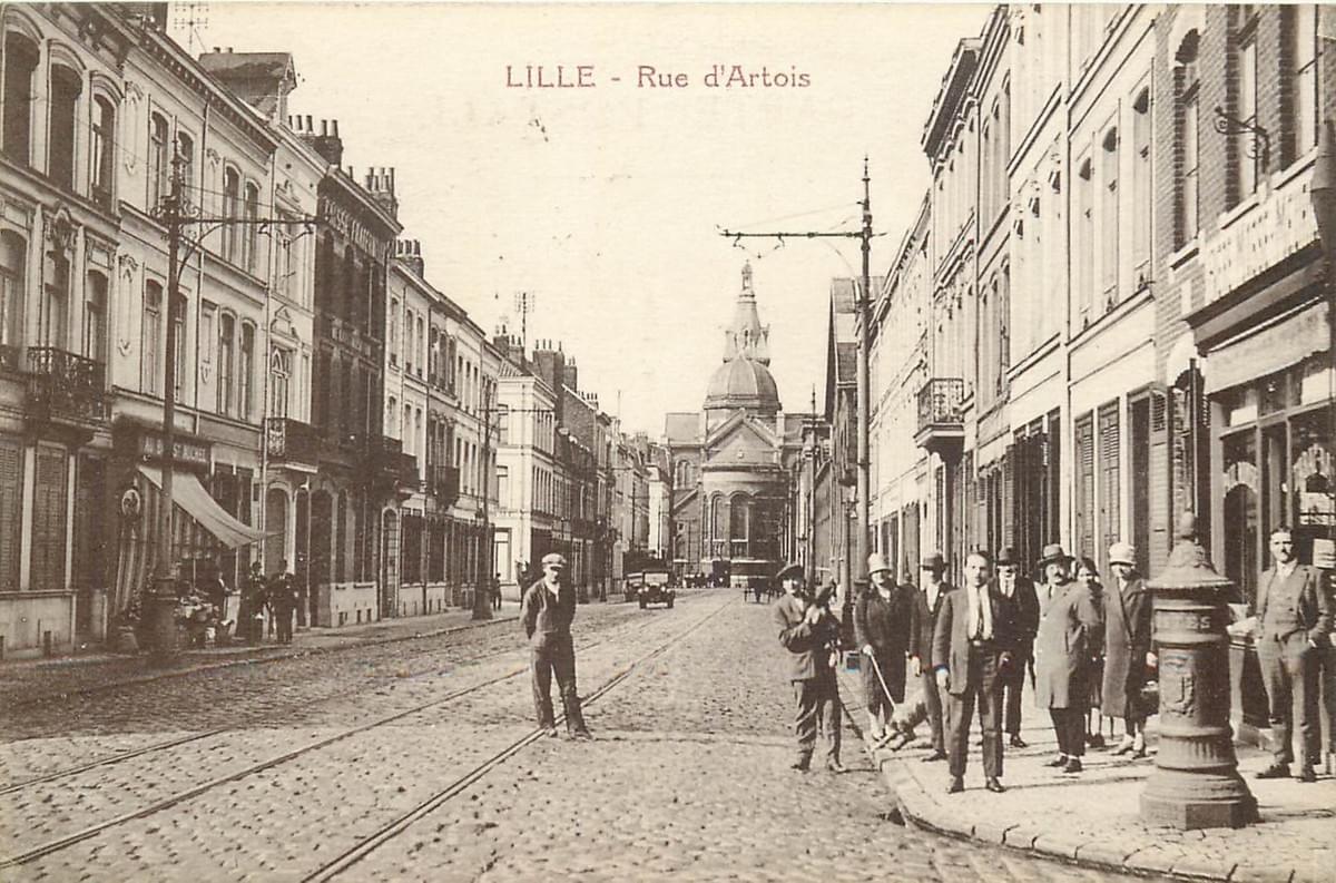 lille Vue sur l'arrière de l'église Saint-Michel depuis la rue d'Artois lille Vue sur l'arrière de l'église Saint-Michel depuis la rue d'Artois