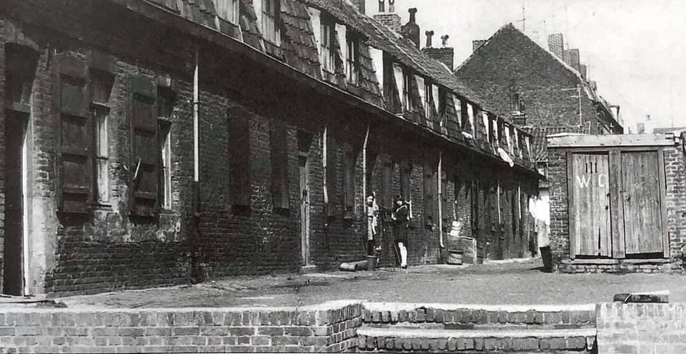 lille courée typique avec des maisons à 2 niveaux autour d'une cour avec un wc collectif lille courée typique avec des maisons à 2 niveaux autour d'une cour avec un wc collectif