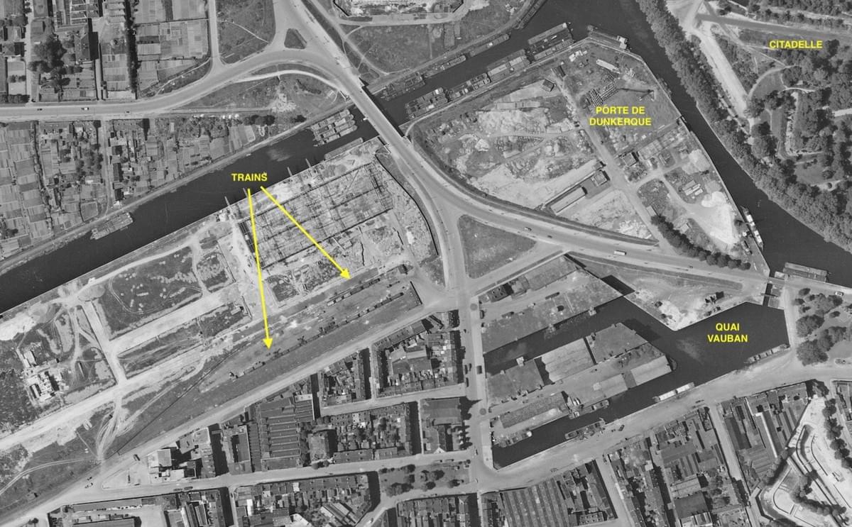 Lille Photo aérienne de 1947 : terminus du train de petite ceinture au Port Vauban, juste à côté de la Citadelle et de la Porte de Dunkerque Lille Photo aérienne de 1947 : terminus du train de petite ceinture au Port Vauban, juste à côté de la Citadelle et de la Porte de Dunkerque