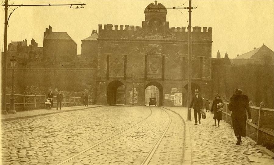 lille photo de prosper capin, 23 avril 1933 : la porte de Roubaix et ses remparts point de passage incontournable des piétons, tramways et voiture voulant aller au nord de Lille lille photo de prosper capin, 23 avril 1933 : la porte de Roubaix et ses remparts point de passage incontournable des piétons, tramways et voiture voulant aller au nord de Lille