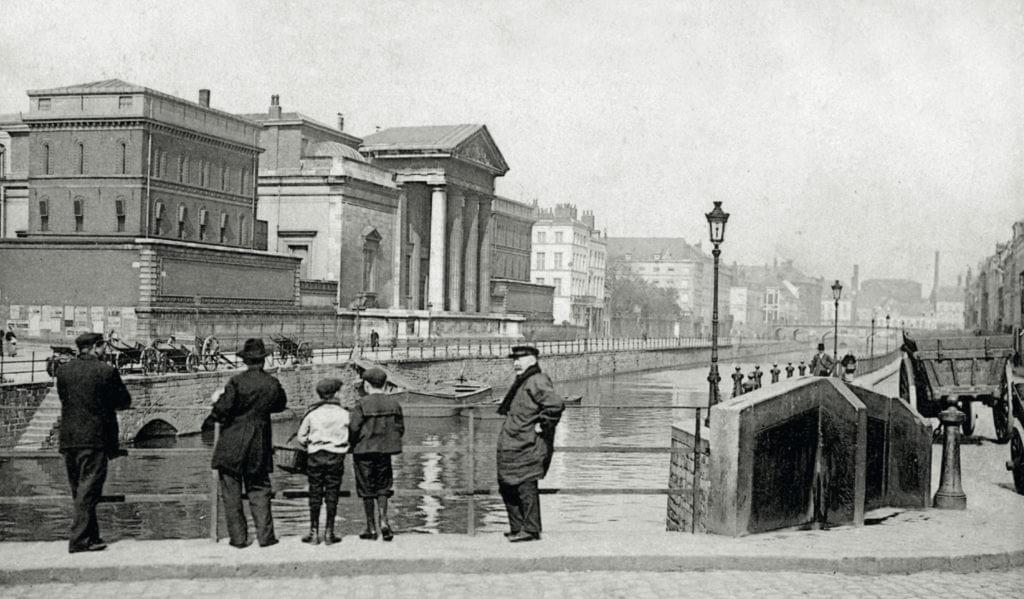 Lille : Vue du canal de la Basse Deûle au début du 20ème siècle depuis la place Louise de Bettignies (qui n'existait pas encore) A gauche : des charrettes attendent les marchandises qui doivent arriver par bateau Au centre : l'ancien Palais de Justice avant son remplacement par l'actuel tribunal Au fond à droite : le Pont-Neuf Lille : Vue du canal de la Basse Deûle au début du 20ème siècle depuis la place Louise de Bettignies (qui n'existait pas encore) A gauche : des charrettes attendent les marchandises qui doivent arriver par bateau Au centre : l'ancien Palais de Justice avant son remplacement par l'actuel tribunal Au fond à droite : le Pont-Neuf