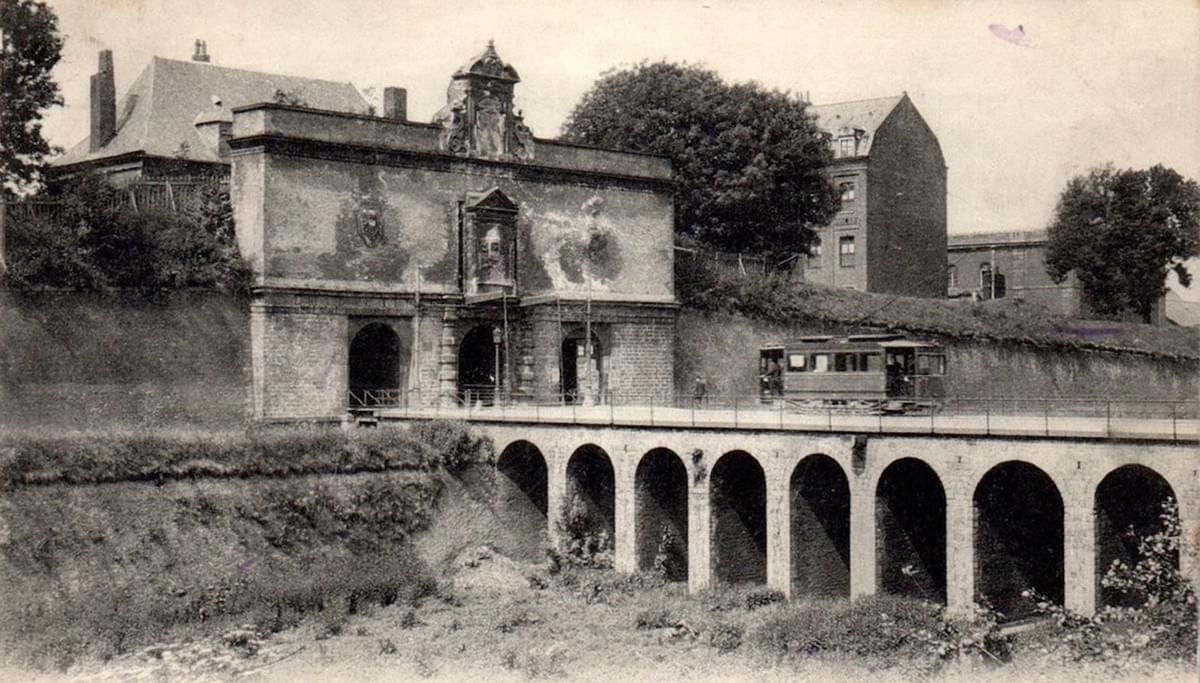 l'ancien tramway passe sous la porte de gand à lille l'ancien tramway passe sous la porte de gand à lille