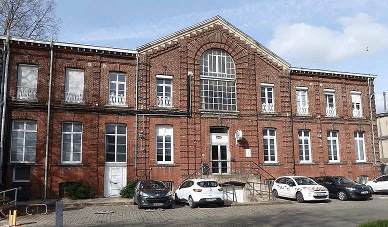 Lille gare saint sauveur : Le bâtiment du service des marchandises, appelé aussi "bureaux de la petite vitesse", est toujours utilisé par la SNCF Lille gare saint sauveur : Le bâtiment du service des marchandises, appelé aussi "bureaux de la petite vitesse", est toujours utilisé par la SNCF