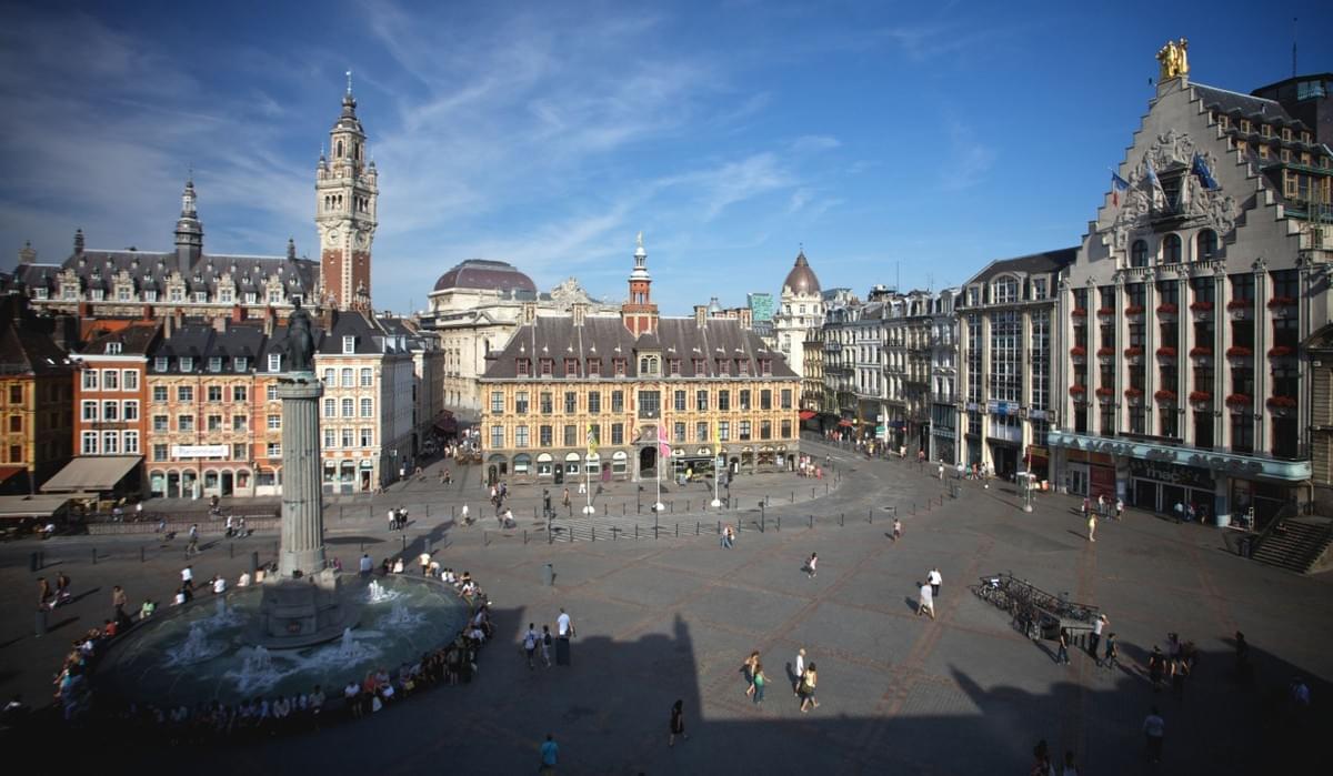 Lille grand place dans les années 2000 vieille bourse la voix du nord deesse fontaine beffroi Lille grand place dans les années 2000 vieille bourse la voix du nord deesse fontaine beffroi
