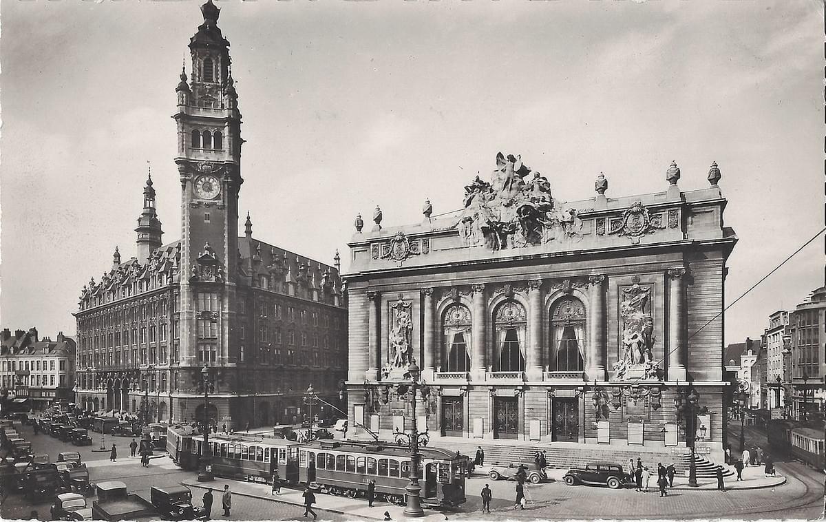 vue panoramique du beffroi de la cci chambre de commerce et d'industrie de Lille avec l'opéra et la gare de tramway vue panoramique du beffroi de la cci chambre de commerce et d'industrie de Lille avec l'opéra et la gare de tramway