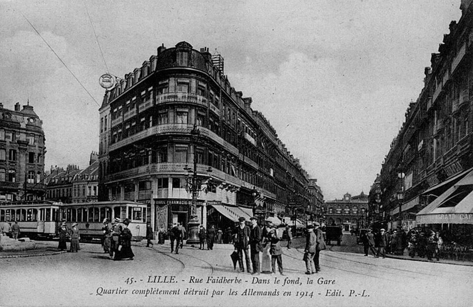 La rue Faidherbe a toujours été très fréquentée y compris avant sa destruction. A gauche le tramway Mongy reliant Lille à Roubaix et Tourcoing devant la pharmacie qui deviendra un Apple Store. A droite : le célèbre Café Jean, un des lieux les plus courus de l'époque Au fond : la gare Lille Flandres La rue Faidherbe a toujours été très fréquentée y compris avant sa destruction. A gauche le tramway Mongy reliant Lille à Roubaix et Tourcoing devant la pharmacie qui deviendra un Apple Store. A droite : le célèbre Café Jean, un des lieux les plus courus de l'époque Au fond : la gare Lille Flandres
