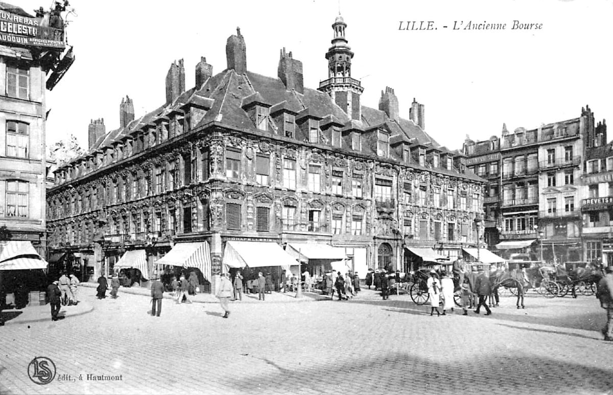 lille la vieille bourse avec chevaux et fiacres lille la vieille bourse avec chevaux et fiacres