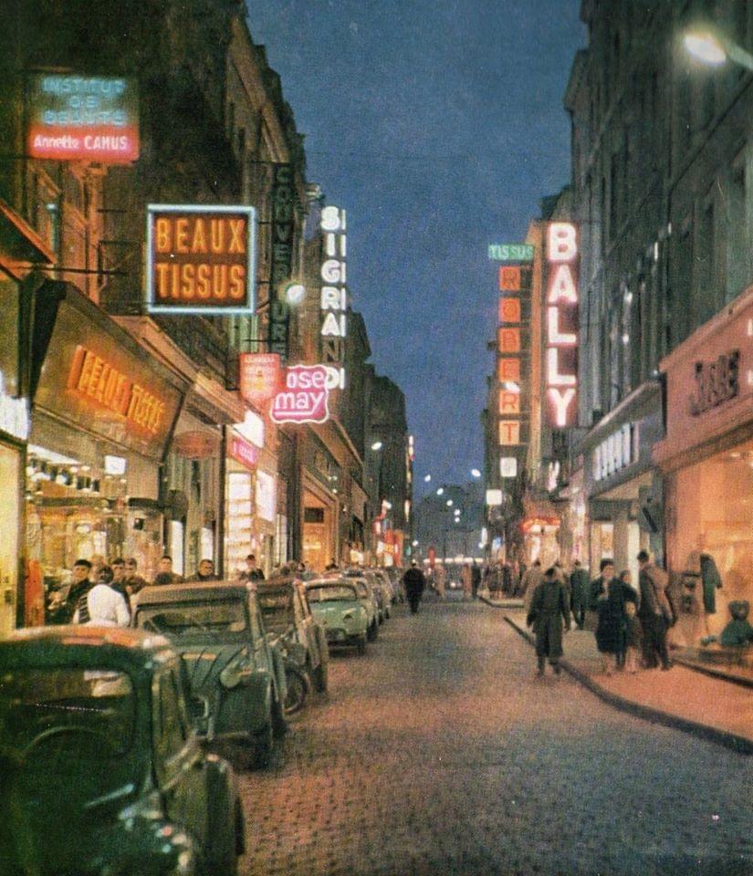 la rue Neuve à Lille avec des voitures et magasin bally la rue Neuve à Lille avec des voitures et magasin bally