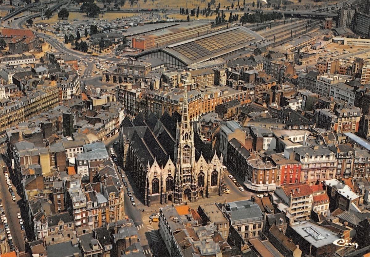 eglise saint maurice vue aérienne dans les années 1970 avec l'ancienne gare routière de Lille en arrière plan eglise saint maurice vue aérienne dans les années 1970 avec l'ancienne gare routière de Lille en arrière plan