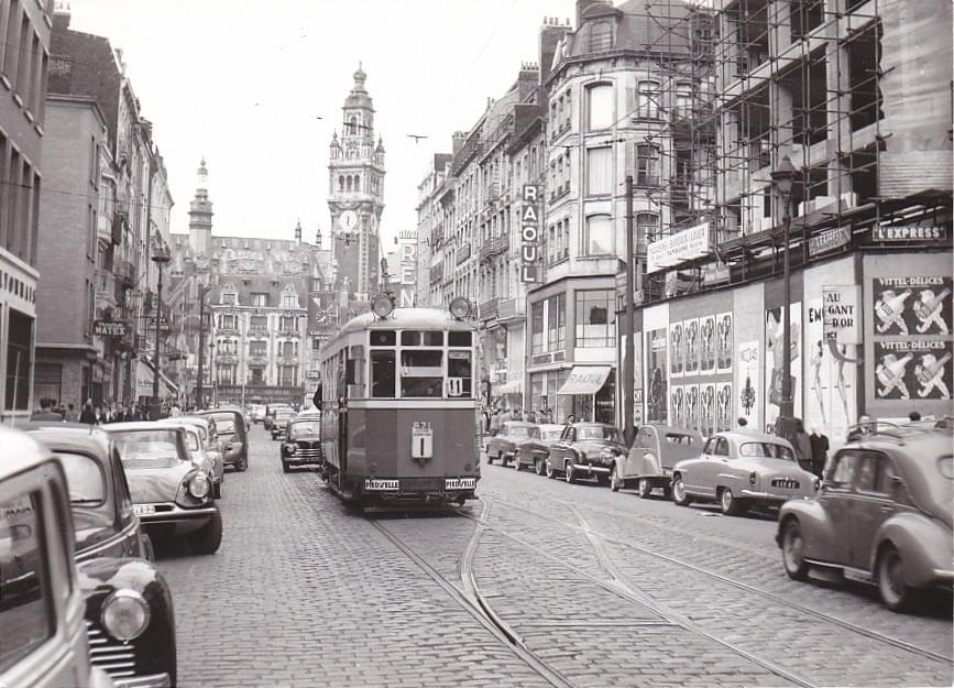 Lille rue nationale en juillet 1957 : l'ancien tramway de Lille circule au milieu du trafic automobile Lille rue nationale en juillet 1957 : l'ancien tramway de Lille circule au milieu du trafic automobile