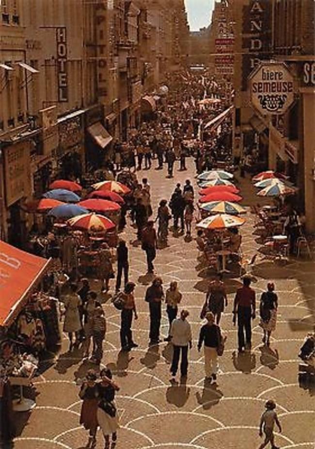 rue de bethune a lille avec beaucoup de monde et le cinema le capitole a gauche rue de bethune a lille avec beaucoup de monde et le cinema le capitole a gauche