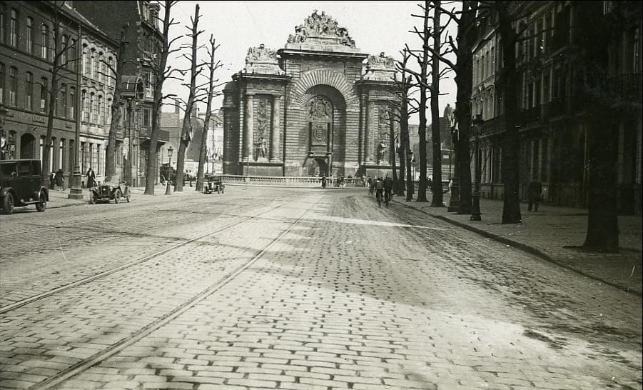 lille photo de prosper capin 15 avril 1933 : la porte de Paris vue depuis le boulevard Papin avec de nombreuses vieilles voitures, les rails de l'ancien tramway et des cyclistes motivés sur les pavés lille photo de prosper capin 15 avril 1933 : la porte de Paris vue depuis le boulevard Papin avec de nombreuses vieilles voitures, les rails de l'ancien tramway et des cyclistes motivés sur les pavés