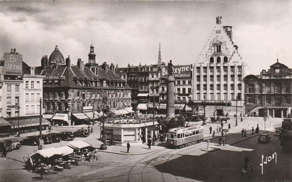 dans les années 1960, le tramway s'arrete sur la grand place de Lille dans les années 1960, le tramway s'arrete sur la grand place de Lille