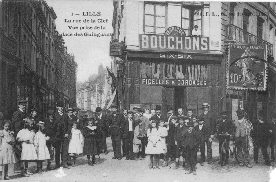 la rue des Suaires sont encore présentes et rejoignent la rue de la Clef à la place des Guingants à Lille la rue des Suaires sont encore présentes et rejoignent la rue de la Clef à la place des Guingants à Lille