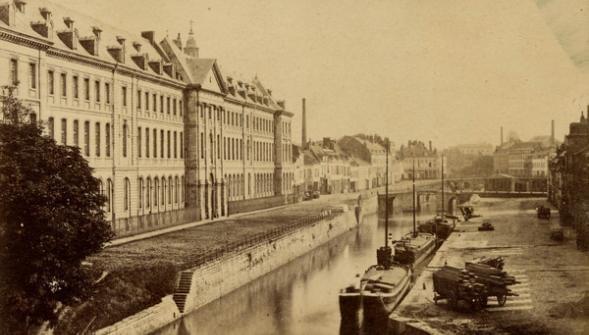 photo de l'Hospice Général devenue l'IAE a Lille avec peniches stationnées devant sur les quais de la basse deule photo de l'Hospice Général devenue l'IAE a Lille avec peniches stationnées devant sur les quais de la basse deule