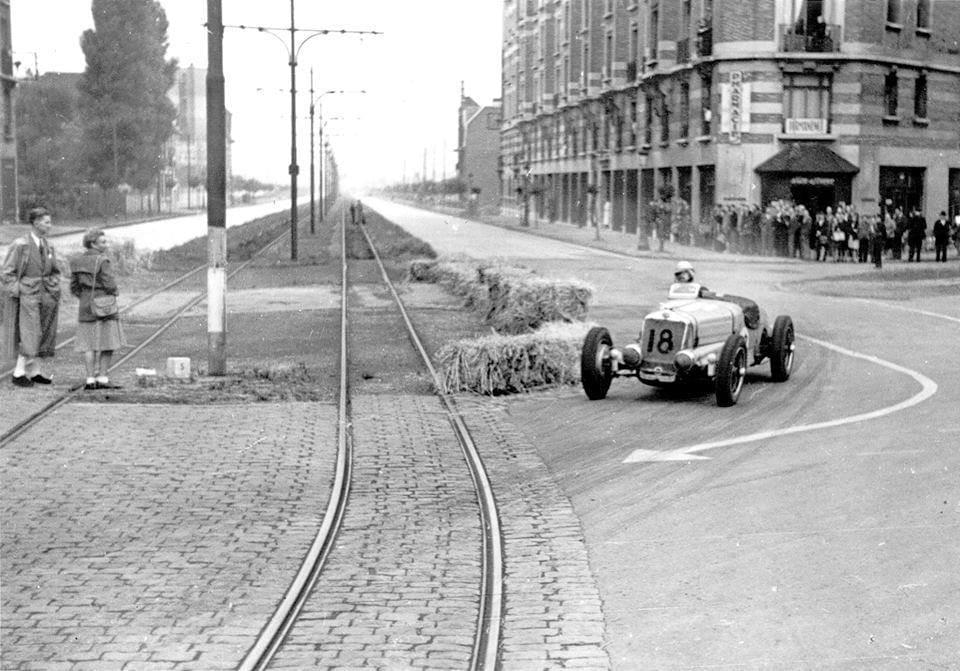 lille grand prix automobile de lille "Le Circuit des Trois Villes" voiture 18 en plein virage de la pharmacie dans les rues de marcq en baroeul lille grand prix automobile de lille "Le Circuit des Trois Villes" voiture 18 en plein virage de la pharmacie dans les rues de marcq en baroeul