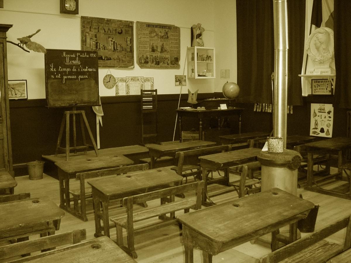 L'Écomusée des Écoles Publiques de Lille est situé au 4 rue Frédéric Mottez, dans les locaux de l'ancienne école Récamier Les visiteurs découvrent une véritable salle de classe de 1930 et participent à la dictée du Certificat d'études à la plume et à l'encre violette. L'Écomusée des Écoles Publiques de Lille est situé au 4 rue Frédéric Mottez, dans les locaux de l'ancienne école Récamier Les visiteurs découvrent une véritable salle de classe de 1930 et participent à la dictée du Certificat d'études à la plume et à l'encre violette.