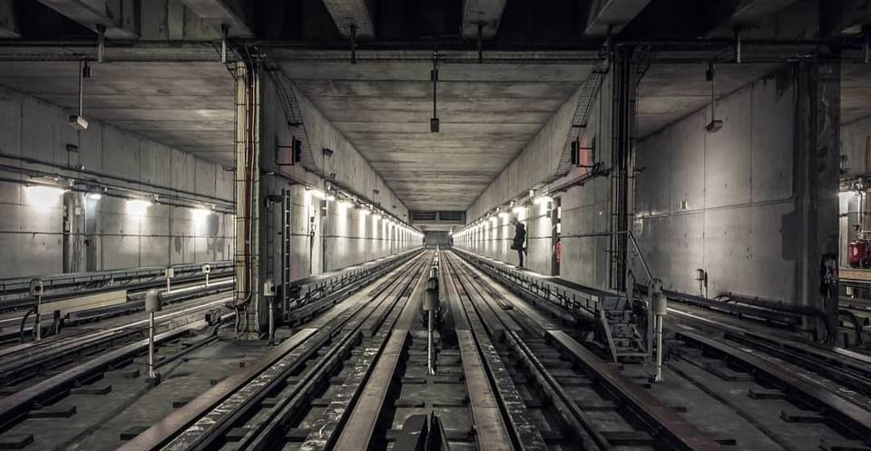 intérieur des tunnels avec rails et voies du réseau de métro à lille intérieur des tunnels avec rails et voies du réseau de métro à lille