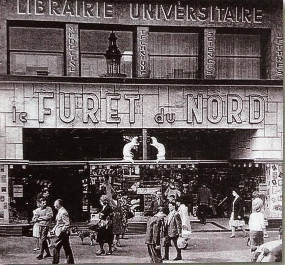 Lille : Deux furets accueillent les clients dès l'ouverture du magasin sur la Grand Place en 1959 Lille : Deux furets accueillent les clients dès l'ouverture du magasin sur la Grand Place en 1959