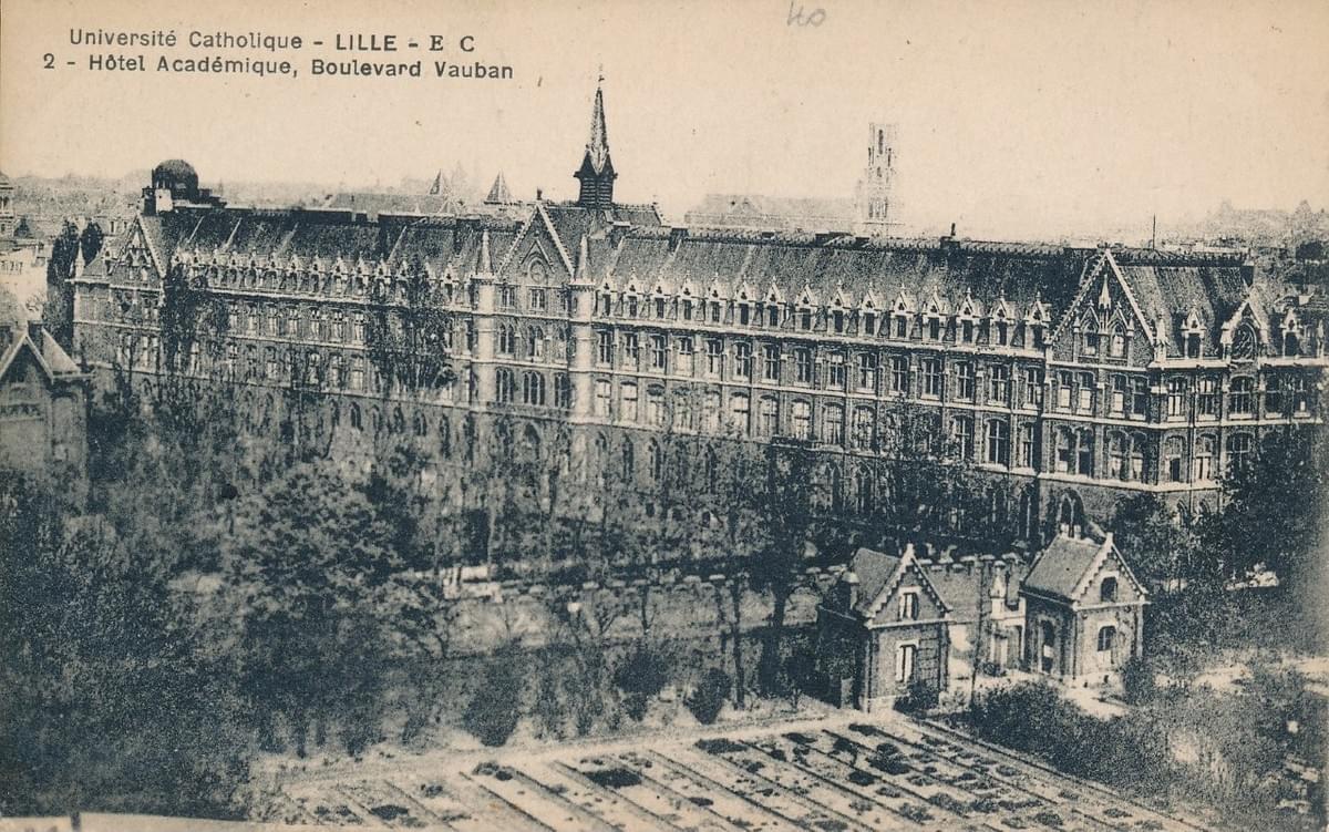 la catho de lille, université catholique vue depuis la rue de Toule la catho de lille, université catholique vue depuis la rue de Toule