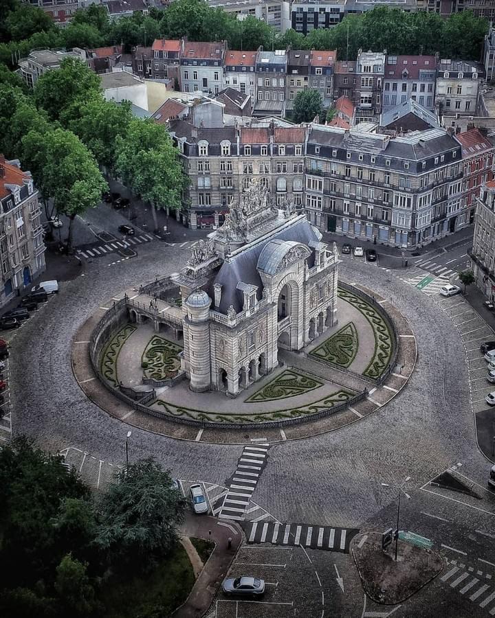 8. La massive Porte de Paris (par seb_fot) 8. La massive Porte de Paris (par seb_fot)