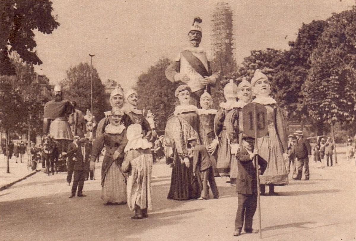 1931 geant dans les rues de lille à proximité de la porte de paris et du beffroi de l'hotel de ville 1931 geant dans les rues de lille à proximité de la porte de paris et du beffroi de l'hotel de ville