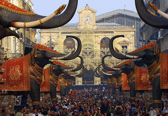 Lille 3000 : bombaysers des éléphants occupe la rue faidherbe et la gare est redécorée Lille 3000 : bombaysers des éléphants occupe la rue faidherbe et la gare est redécorée