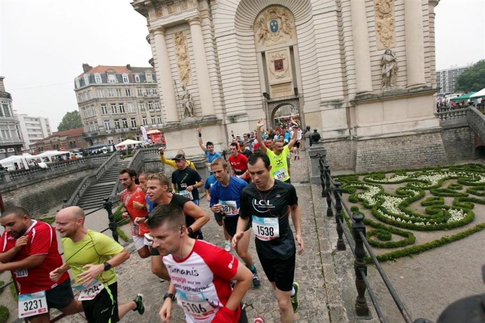 Lille porte de paris photo des coureurs du semi marathon de la braderie de Lille course à pieds Lille porte de paris photo des coureurs du semi marathon de la braderie de Lille course à pieds