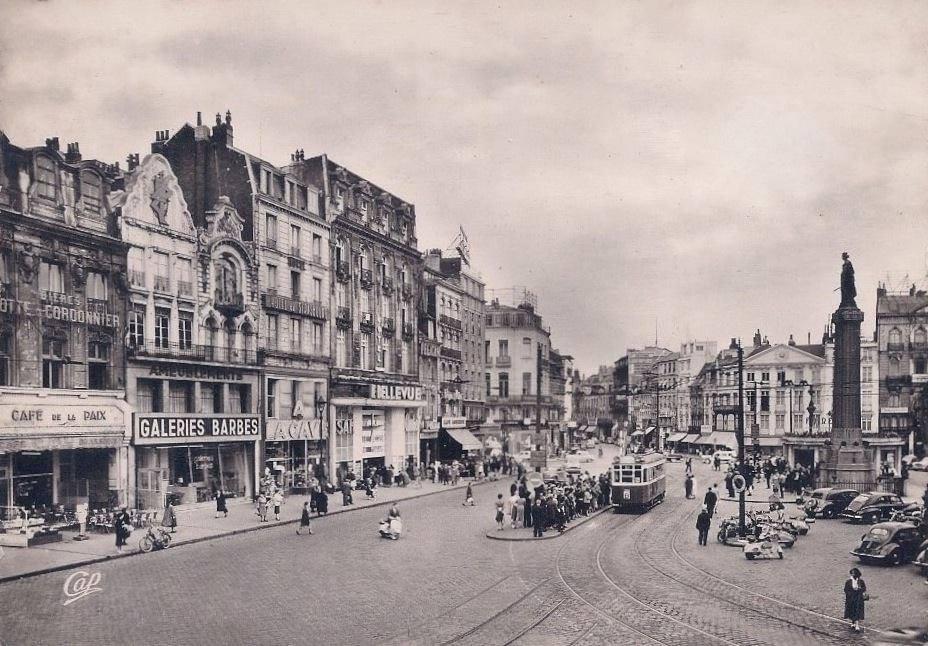 Lille Grand Place : Le prédécesseur du Furet du Nord : les Galeries Barbes, entre le Café de la Paix et La Cave Lille Grand Place : Le prédécesseur du Furet du Nord : les Galeries Barbes, entre le Café de la Paix et La Cave