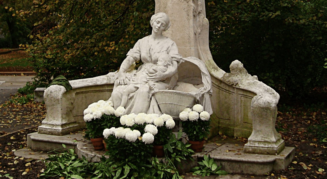 statue du p'tit quinquin située à Lille aux pieds de la statue d'Alexandre Desrousseaux statue du p'tit quinquin située à Lille aux pieds de la statue d'Alexandre Desrousseaux