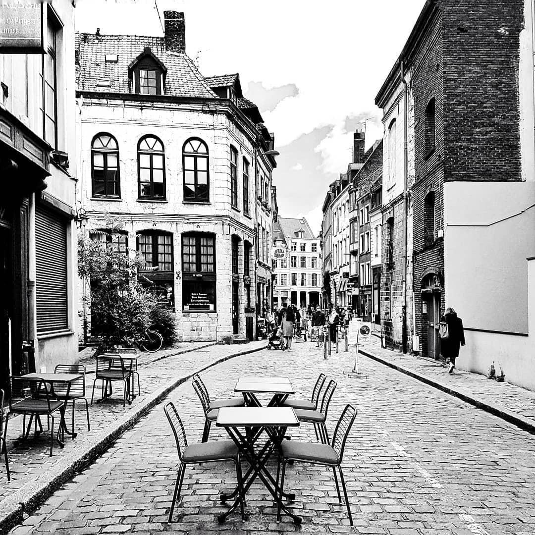 rue des Bouchers lille terrasse sur rue pavée rue des Bouchers lille terrasse sur rue pavée