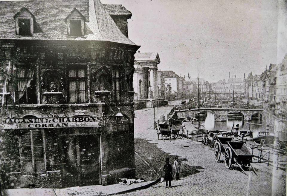 la Maison Gilles de la Boë à lille en 1860 (photo de Louis Désiré Blanquart-Evrard) la Maison Gilles de la Boë à lille en 1860 (photo de Louis Désiré Blanquart-Evrard)