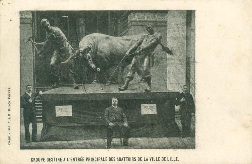 Les abattoirs de Lille : sculpture surmontant la grande porte d'entrée réalisée par la Ferronnerie d'art Tavernier et fils de Gand Les abattoirs de Lille : sculpture surmontant la grande porte d'entrée réalisée par la Ferronnerie d'art Tavernier et fils de Gand