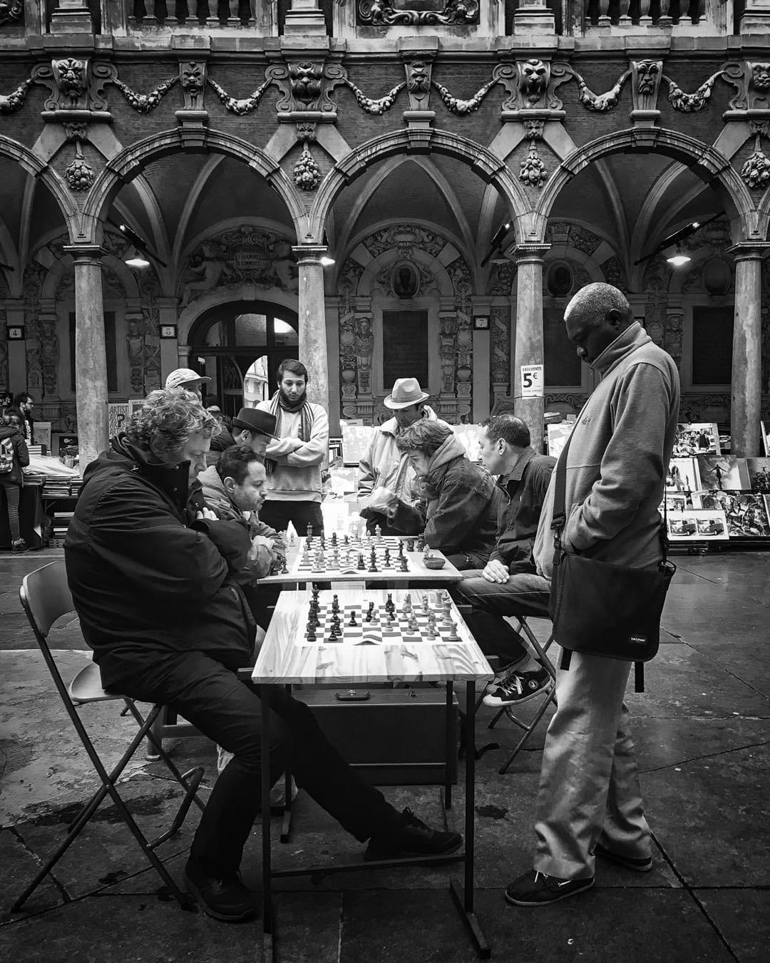 joueurs d'echec dans la cour de la vieille bourse à lille joueurs d'echec dans la cour de la vieille bourse à lille