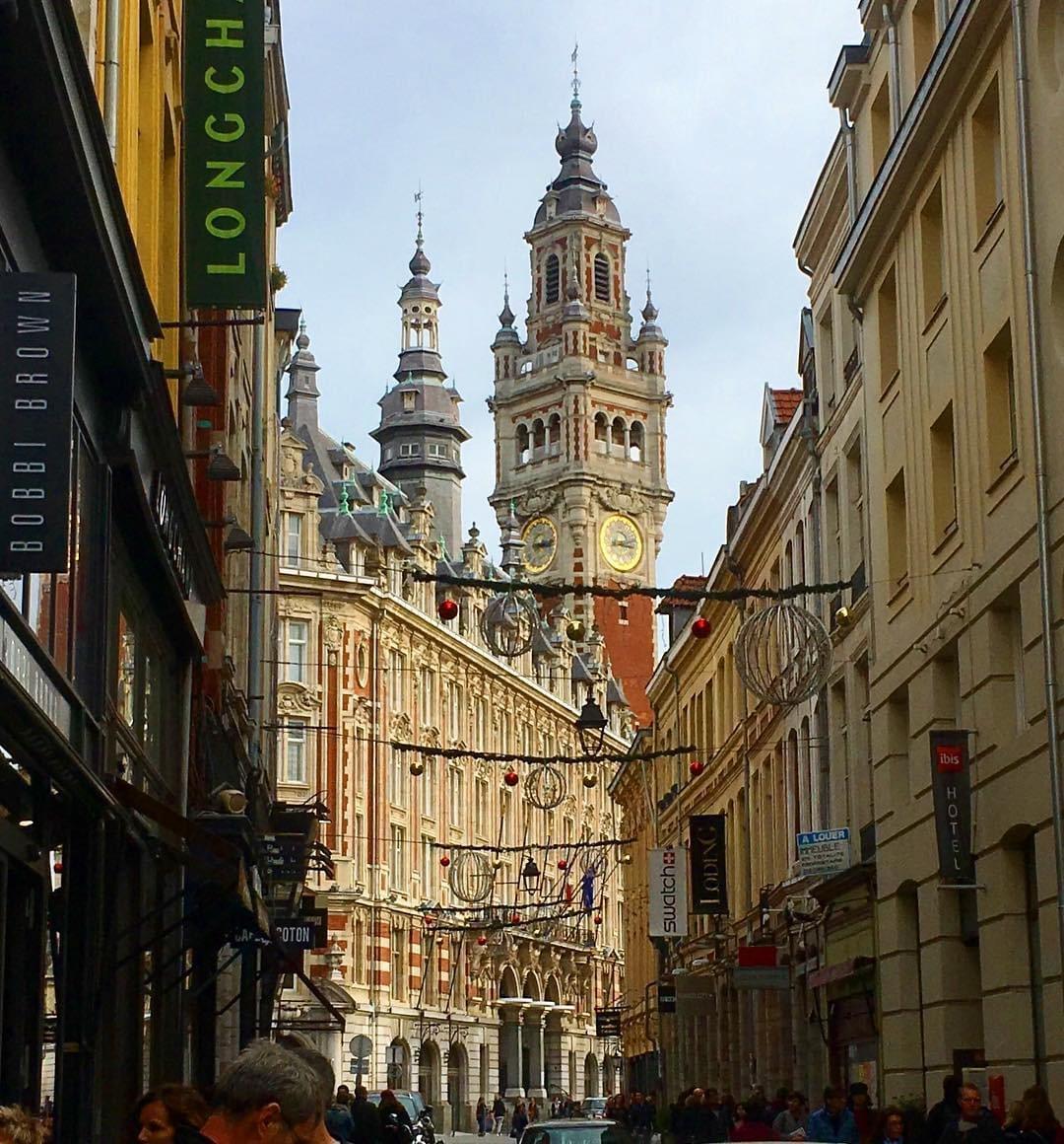 vue du beffroi de la cci depuis la rue lepelletier à lille vue du beffroi de la cci depuis la rue lepelletier à lille