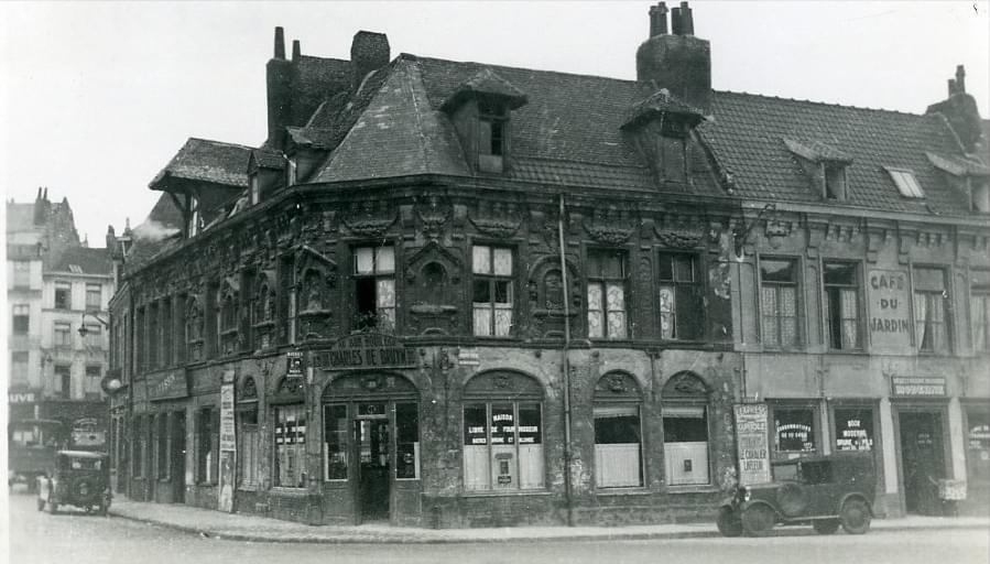 lille photo de prosper capin 1934 : la Maison de Gilles de la Boë construite en 1636 prise en photo depuis la place Louise de Bettignies (appelée place Saint Martin à l'époque). On voit les anciennes façades des cafés présents à cette période et des vieilles voitures stationnant sur la chaussée. lille photo de prosper capin 1934 : la Maison de Gilles de la Boë construite en 1636 prise en photo depuis la place Louise de Bettignies (appelée place Saint Martin à l'époque). On voit les anciennes façades des cafés présents à cette période et des vieilles voitures stationnant sur la chaussée.