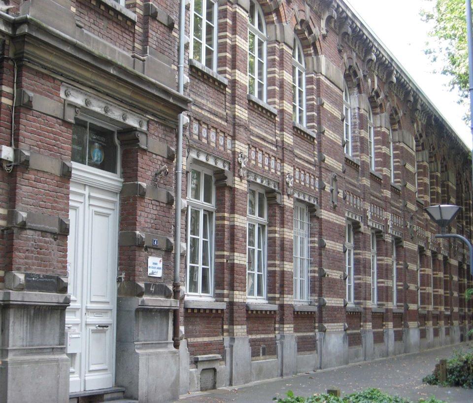 Lille rue Frédéric Mottez : la façade de l'ancienne école Récamier devenue aujourd'hui l'Écomusée des Écoles Publiques de Lille Lille rue Frédéric Mottez : la façade de l'ancienne école Récamier devenue aujourd'hui l'Écomusée des Écoles Publiques de Lille