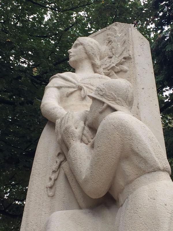 lille louise de bettignies gros plan du monument lille louise de bettignies gros plan du monument