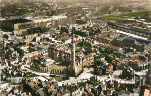 vu du ciel du beffroi et de l’hôtel de ville de Lille. photo ancienne venant d'une carte postale vu du ciel du beffroi et de l’hôtel de ville de Lille. photo ancienne venant d'une carte postale