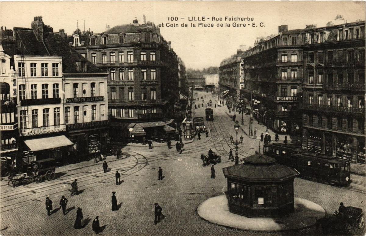 Le parvis de la gare Lille Flandres au début du 20ème siècle déjà très fréquenté par des piétons et des tramways. Le cliché permet de bien voir la grande largeur de la rue Faidherbe. Le parvis de la gare Lille Flandres au début du 20ème siècle déjà très fréquenté par des piétons et des tramways. Le cliché permet de bien voir la grande largeur de la rue Faidherbe.