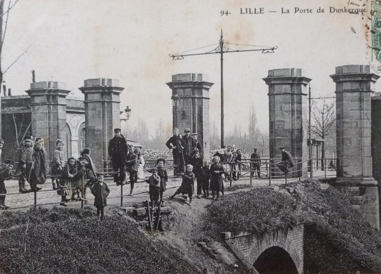 Lille Porte de Dunkerque : des enfants jouent sur le pont des fossés Lille Porte de Dunkerque : des enfants jouent sur le pont des fossés