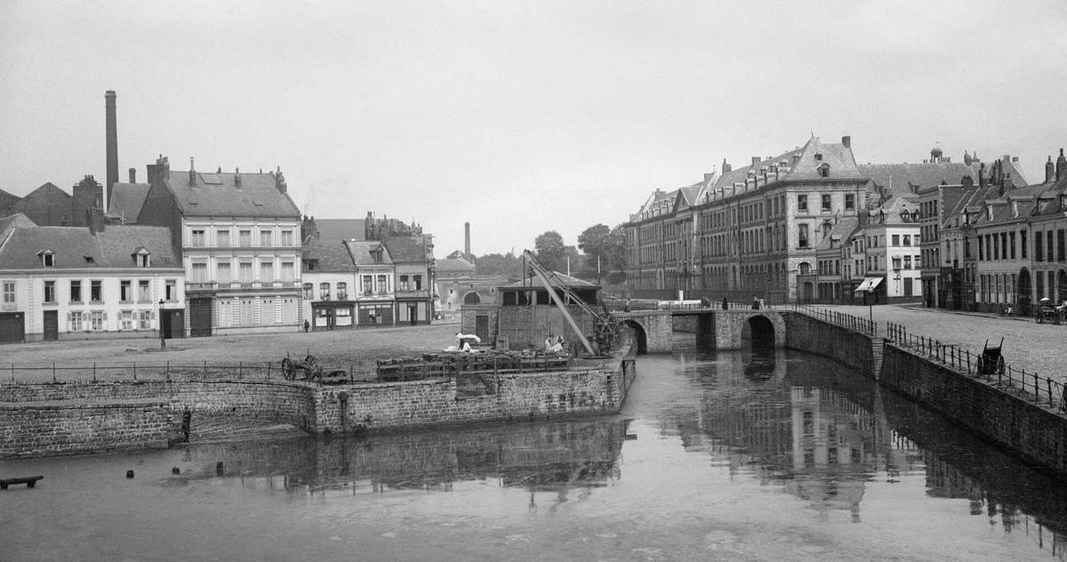 vue de l'Hospice Général devenue l'IAE a Lille depuis le pont neuf sur le quai de dechargement de la halle aux sucres avec vue sur l'abreuvoir et la grue vue de l'Hospice Général devenue l'IAE a Lille depuis le pont neuf sur le quai de dechargement de la halle aux sucres avec vue sur l'abreuvoir et la grue