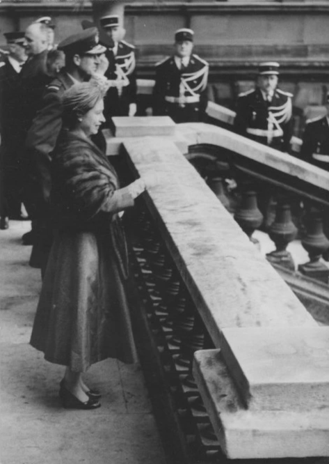 Lille 11 avril 1957, La reine Elizabeth II salue la foule lilloise depuis les marches de l'escalier d'honneur de la préfecture Lille 11 avril 1957, La reine Elizabeth II salue la foule lilloise depuis les marches de l'escalier d'honneur de la préfecture