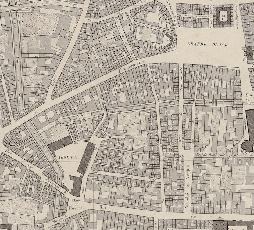lille Plan du quartier en 1820. Le chantier du Diplodocus sera "construit" au-dessus de la rue du Nouveau Siècle, entrainant la destruction de nombreuses maisons et rues. lille Plan du quartier en 1820. Le chantier du Diplodocus sera "construit" au-dessus de la rue du Nouveau Siècle, entrainant la destruction de nombreuses maisons et rues.